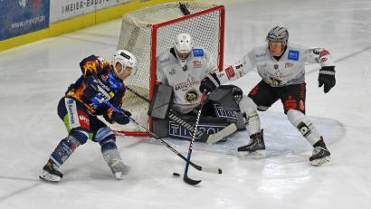 Archivbild: Gebert
Das erste Match am Freitag (Szene mit Dennis Palka, links, vor dem Erfurter Kasten) gewannen die Blue Devils mit 3:0. Am Sonntag gab es in Erfurt eine 3:5-Niederlage.