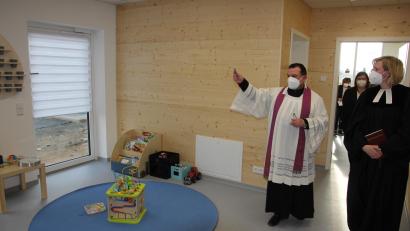 Bild: kro
Wo bis vor drei Monaten die Umkleideräume der alten Turnhalle waren, ging am Montag eine dritte Kinderkrippengruppe an den Start. Am Sonntag segneten Pfarrer Konrad Amschl und Pfarrerin Stefanie Schön die neuen Räume – hier den 33 Quadratmeter großen Gruppenraum.