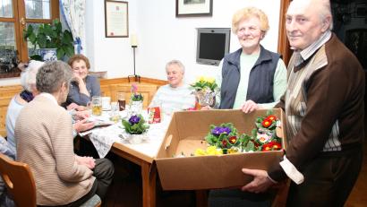 Bild: roh
Mit bunten Frühjahrsblumen erfreute die Seniorenvereinigung die Teilnehmer der Jahreshauptversammlung.
