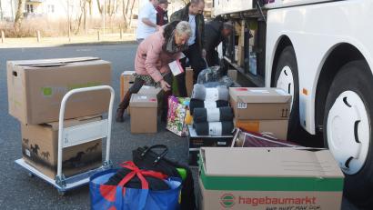 Bild: Gabi Schönberger
Viele Helfer verpacken bei dem Bus in Weiden die Spenden.