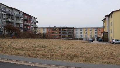 Bild: hd
Auf der Wiese zwischen den Wohnhäusern an der Martin-Luther-Straße (links) und der Ringstraße (rechts) möchte ein Investor ein Mehrfamilienhaus errichten.