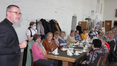 Bild: kro
Mit launigen Worten hieß Stadtpfarrer Dr. Thomas Vogl den Kreis der Anbeterinnen und Anbeter im Gästehaus St. Joseph willkommen.