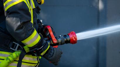 Symbolbild: David Inderlied/dpa
Die Einsatzbereitschaft der Feuerwehren soll gesichert bleiben: Deshalb hat der Gemeinderat Illschwang die Ausgaben für ergänzende Ausrüstungsgegenstände und laufende Kosten im Jahr 2022 genehmigt.