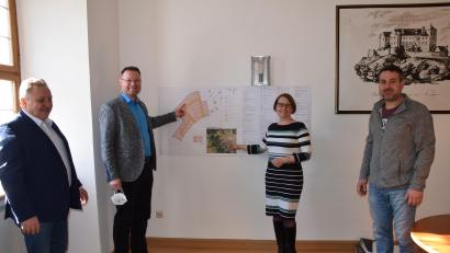 Bild: bö
Die Wohnbaugebiet boomen. Innerhalb weniger Monate war das neue Wohnbaugebiet G´steibat in Mendorferbuch ausverkauft. (von links): 3. Bürgermeister Johann Seitz, Bürgermeister Florian Junkes, die Bundestagsabgeordnete Susanne Hierl (CSU) und Marktgemeinderat Michael Schießl.