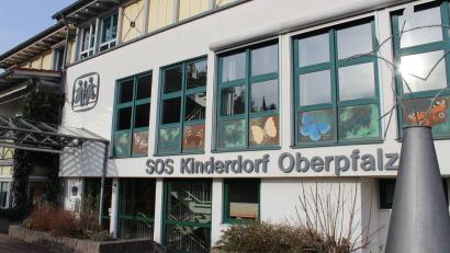 Archivbild: exb
Alljährlich unterstützt die Witt-Gruppe mit ihrer Weihnachtsaktion den SOS-Kinderdorf-Verein. Diesmal profitieren davon die offenen Treffs des SOS-Kinderdorfs Göppingen. In der Oberpfalz ist der gemeinnützige Verein mit dem SOS-Kinderdorf in Immenreuth präsent.