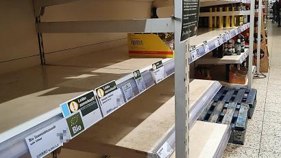 Bild: Hösamer
Leere Regale diesmal nicht beim Klopapier, sondern bei Speiseölen: Wie hier in einem Schwandorfer Großmarkt sieht es in vielen Geschäften aus. Sonnenblumenöl ist nicht nach Hamsterkäufen teilweise ausverkauft.