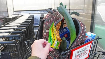 Bild: Gabi Schönberger
Wer mit dem Rucksack einen Supermarkt betritt, läuft Gefahr, an der Kasse kontrolliert zu werden. Ein Blick in den Rucksack ist in vielen Läden üblich. Aber ist er auch rechtlich in Ordnung?