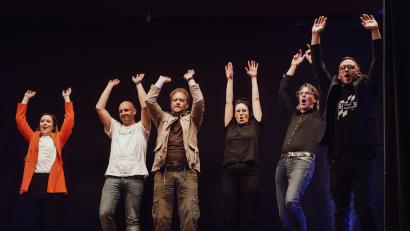 Bild: Katharina Glaser/exb
Hände hoch für das erste Flosser Comedy-Bankett, ausgerichtet vom Cylinder-Club. In der Mehrzweckhalle waren hochkarätige Künstler mit von der Partie.