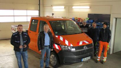 Bild: Gemeinde Kulmain/exb
Raphael Kohlhofer brachte das neue Bauhoffahrzeug zu Bürgermeister Günter Kopp, Otto Schroll, Werner Ponnath und Josef Reindl (von links).