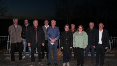 Bild: ads
Die Krippenfreunde Schnaittenbach wählen einen neuen Vorstand (von links): Helmut Pichl und Michael Reindl (Kassenrevisoren), Richard Rauch (Schriftführer), Pfarrer Josef Irlbacher, Peter Pichl (Zweiter Vorsitzender), Karin Kraus (Kassenverwalterin), Bernhard Büller und Manuela Fronhofer (Beisitzer), Uli Reindl (Vorsitzender) und Bürgermeister Marcus Eichenmüller.