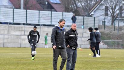 Archivbild: Hubert Ziegler
Kai Hempel (links) und Markus Kipry (rechts), die beiden Trainer der DJK Gebenbach, wissen, wie gut die DJK Vilzing ist.