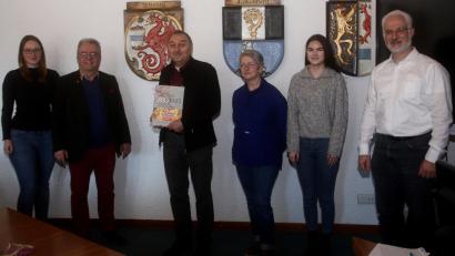 Bild: wro
Über 40 Jahre lang arbeitete Werner Härtl (Dritter von links) in der Verwaltung der Marktgemeinde Wiesau. Zum wohlverdienten Ruhestand gratulierten (von links) Christina Heinl, Bürgermeister Toni Dutz sowie (von rechts) Geschäftsleiter Thomas Weiß und Härtls Büro-Kolleginnen Romy Schultes und Martina Koller.