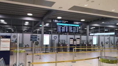 Bild: Özay Tarim/Verdi/dpa
Kurz nach Streikbeginn ist der Bereich vor der geschlossenen Sicherheitskontrolle am Flughafen Köln/Bonn verwaist.