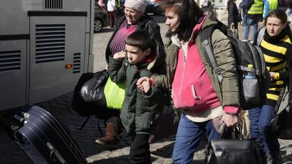 Bild: Sergei Grits
Flüchtlinge aus der Ukraine sollen solidarisch in Deutschland und Europa verteilt werden, fordert der bayerische Innenminister Joachim Herrmann.