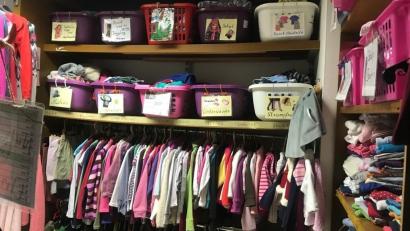 Bild: Baumeister-Kiener/exb
Viel Auswahl – nicht nur an Kinderkleidung – gibt es im Kleiderladen des Sozialdienstes katholischer Frauen in Amberg.