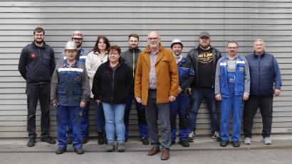 Bild: RMH/exb
Dar Betriebsratsteam des Rohrwerks Maxhütte (von links, hintere Reihe): Florian Oeh, Anton Kunz, Astrid Makitta, Christian Gäck, Mathias Kaiser, Hans Zäch, Helmut Schöpf, Christian Preißler; (vordere Reihe, von links): Werner Schneider, stellvertretende Betriebsratsvorsitzende Martina Vogl und Betriebsratsvorsitzender Karl-Heinz König.