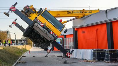 Bild: Armin Weigel/dpa/Archivbild
Ein Autokran ist mit seinem Ausleger auf das Dach eines Supermarktes gestürzt.