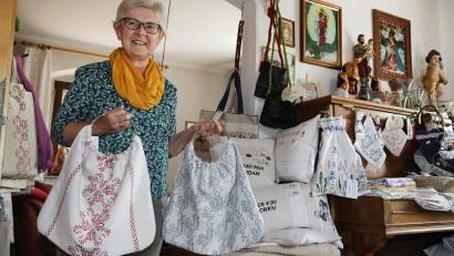 Bild: Gerhard Götz
Marianne Zisler mit zwei Zegerer-Modellen. Sie näht und bedruckt auch Tischdecken oder Brotbeutel.