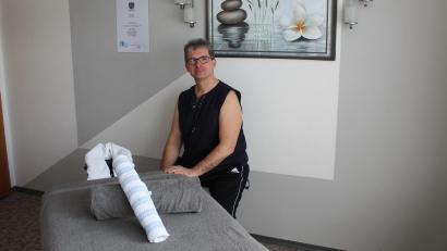 Bild: soj
Markus Hiltner in den mit viel Herzblut hergerichteten Massageraum in seinem Wohnhaus in der Sonnenstraße.