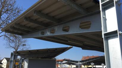 Bild: upl
Vor dem Hotel Wolfringmühle steht eine Pilot-Photovoltaikanlage. Es ist der erste Solar-Carport in Modulbauweise.