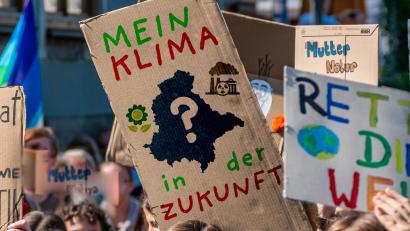 Bildmontage: Christian Gold
Der Klimawandel wird in 50 Jahren auch die Oberpfalz verändert haben: Doch was bedeutet das genau für die Menschen, ihre Gesundheit, Berufe oder Hobbys – und das Oberpfälzer Klima?