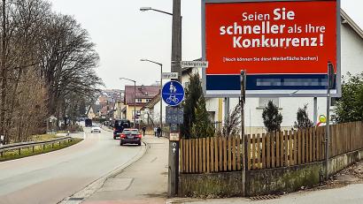 Bild: Hösamer
Die neue Werbetafel am Ortseingang nach Fronberg sorgt für Protest im Bauausschuss.