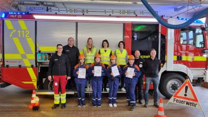 Bild: Armin Daubenmerkl/exb
Erstmals treten bei der Feuerwehr Freudenberg-Wutschdorf vier Nachwuchskräfte von der Kinder- in die Jugendfeuerwehr über (von links): Kommandant Armin Daubenmerkl, Jugendwart Martin Plößl, Lilly Fraas, Sofia Dotzler, Jana Altmann, stellvertretende Kinderfeuerwehr-Leiterin Marinna Daubenmerkl, Nina Fischer, Kinderfeuerwehrleiterin Stefanie Gebhard, Luis Scharl, Roland Wiesnet und Jugendwart Stefan Freundorfer.