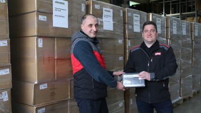 Bild: Tim-Niklas Kubach
ATU-Werkstattleiter Volker Müller übergibt die 50 000 Verbandspäckchen an den Fahrer eines Logistikpartners der Johanniter.