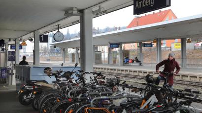 Bild: Wolfgang Steinbacher
Die Tage dieser Radabstellplätze am Amberger Bahnhof scheinen gezählt zu sein. Auf dem Gelände soll eine neue Anlage entstehen. Mit Überdachung und Beleuchtung.
