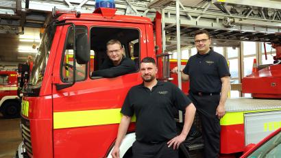 Bild: Wolfgang Steinbacher
Drei Quereinsteiger unter den Aktiven der Feuerwehr Amberg (von links): David Ströhl, der inzwischen hauptamtlich dabei ist, sowie Sascha Prem und Christoph Matz, die den Feuerwehrdienst ehrenamtlich als "Hobby" leisten.