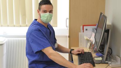 Archivbild: Claudia Seitz
Ein Soldat hilft im Krankenhaus St.. Barbara in Schwandorf