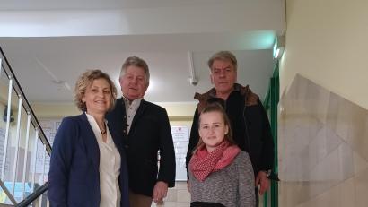 Bild: Kreishandwerkerschaft Nordoberpfalz/exb
Sie helfen bei der Unterbringung der Geflüchteten: (vorne, von links) Christa Neubauer-Kreutzer, Geschäftsführerin Kreishandwerkerschaft Nordoberpfalz, Corinna Zötzl, Angestellte, (hinten, von links) Erich Sperber Vorstand, Wolfgang Seifried stellvertretender Vorstand Verein "Handwerkerhaus e. V.".