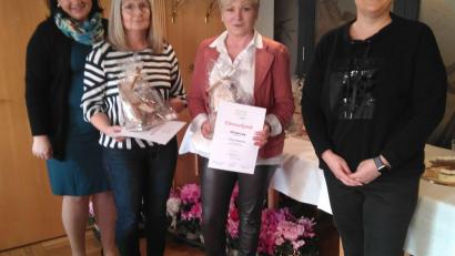 Bild: sne
FU-Bezirksvorsitzende Barbara Gerl (links) und FU-Ortsvorsitzende Susanne Schnabel (rechts) gratulieren Anita Heßler (Zweite von links) und Elfriede Lang zu 20-jähriger und 15-jähriger Mitgliedschaft in der Frauen-Union.
