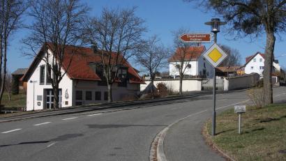 Bild: wro
Am kommenden Montag starten in der Premenreuther Straße (Bild) die Tiefbauarbeiten für die weitere Sanierung der Wasserleitung in Falkenberg.