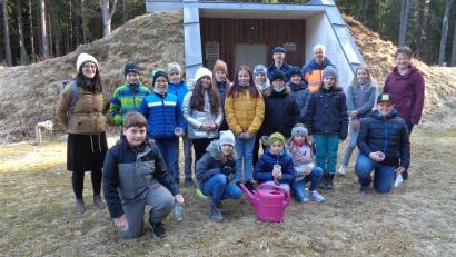 Bild: amö
Die vierte Klasse war auf "Wassertour". Im Bild die Schüler zusammen mit Bürgermeisterin Sonja Meier, Wasserwart Georg Zangl, Alfons Linsmeier und Melanie Seiderer (von rechts) vor dem Hochbehälter.