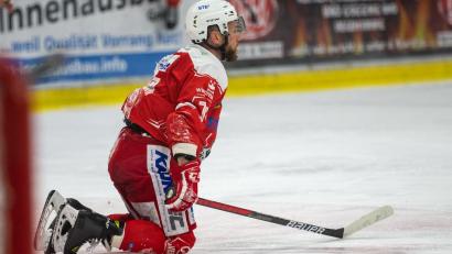 Bild: Andreas Nickl
Andrew Schembri kniet enttäuscht auf dem Eis: Den Eisbären Regensburg droht nach der zweiten Heimpleite gegen die IceFighters Leipzig das Aus im Play-off-Achtelfinale.