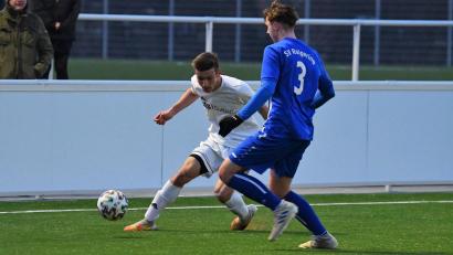 Bild: Dagmar Nachtigall
Der Weidener Stefan Pühler (links) geht an seinem Gegenspieler Tim Thormann vom SV Raigering vorbei. Allerdings unterlag die U19 vom Wasserwerk mit 0:1.