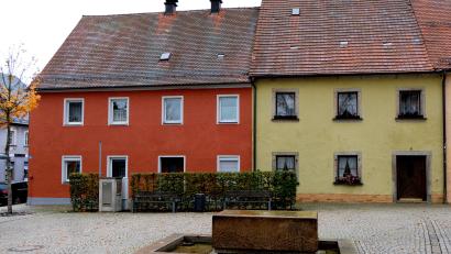 Bild: le
Die Marktplatz-Anwesen 6 und 8, im Volksmund Huterbauer und Hartlmartin, sollen im Rahmen des ISEK saniert werden.