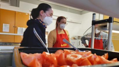 Bild: ASB-Regionalverband Jura/exb
Seit zwei Wochen betreut der ASB-Regionalverband Jura die Essensausgabe in der Flüchtlingsunterkunft in Sulzbach-Rosenberg. Diese Aufgabe übernimmt er auch in der Einrichtung in Auerbach, die in einigen Tagen in Betrieb geht.
