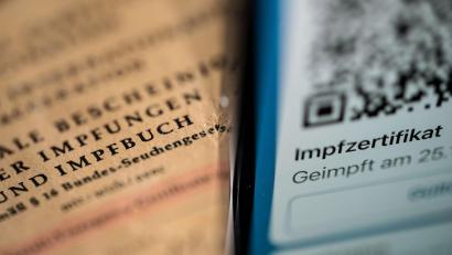 Archivbild: Marijan Murat/dpa
Die Impfpflicht für Pflege- und Klinikpersonal muss von den Gesundheitsämtern vor Ort kontrolliert werden.