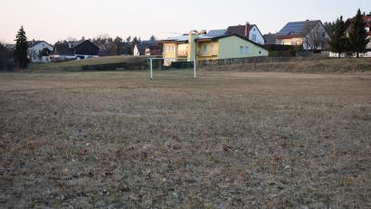 Bild: bnr
Das neue Baugebiet "Traunricht Südhang" kommt nicht bei allen gut an. Besonders der Erhalt des Bolz- und Spielplatzes ist das große Anliegen.