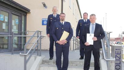 Bild: Polizeiinspektion Waldsassen/exb
Einen Wechsel gab es jetzt auf dem Posten des stellvertretenden Leiters der Polizeiinspektion Waldsassen. Von links Polizeivizepräsident Thomas Schöniger, Polizeihauptkommissar Wolfgang Achtert, Erster Polizeihauptkommissar Roland Heldwein, Kriminalhauptkommissar Georg Ziegler.