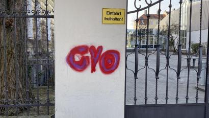 Bild: Polizeiinspektion Amberg
Ungekannte haben zwei Pfeiler bei der Luitpoldschule besprüht.