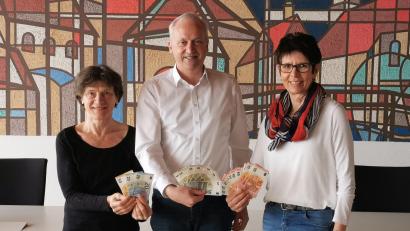 Bild: Elisabeth Lederer/exb
Insgesamt 500 Euro zugunsten der Ukraine-Hilfe (von links): Abteilungsleiterin Monika Hecken-Emmel, Bürgermeister Bernhard Lindner und Elisabeth Lederer, die Spielleiterin der Volleyballabteilung.