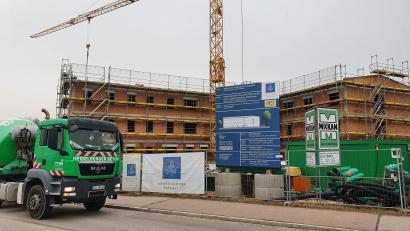 Bild: Hösamer
Der Bau der neuen Betreuungseinrichtung der Barmherzigen Brüder in Schwandorf geht flott voran. Man städtisches Projekt dagegen verharrt in der Warteschleife.