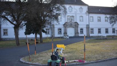 Bild: lue
Vor der Notunterkunft in Fockenfeld stehen Spielgeräte. Dort sind viele Mütter mit Kindern aus der Ukraine untergebracht, die vor dem Krieg im eigenen Land geflüchtet sind.