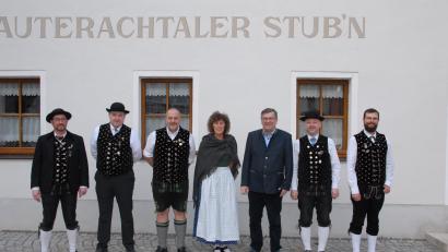 Bild: pop
Die Drischldrescher aus Schmidmühlen wählen einen neuen Vorstand (von links): Markus Mehringer, Gerhard Reheis, Vorsitzender Günter Rudolf, Zweite Vorsitzende Alice Rudolf, Bürgermeister Peter Braun, Gerald Stauber und Axel Heisig.