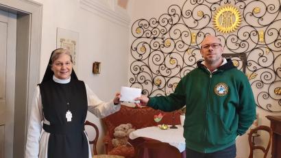 Bild: KRSK Mitterteich/exb
Äbtissin Laetitia Fech im Kloster Waldsassen bei der Übergabe der 2000-Euro-Spende für die Flüchtlingshilfe an Robert Hoyer.