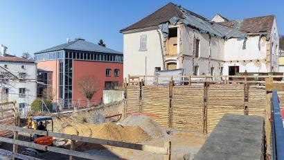 Bild: Hösamer
Das alte Krankenhaus zwischen Gerhardingerschule und Rathaus wird saniert. Die Baugrube für den Ersatzneubau ist bereits ausgeboben.