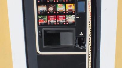 Bild: Bundespolizeiinspektion Waldmünchen/exb
Am Bahnhof in Maxhütte-Haidhof wurde dieser Automat aufgebrochen und die Geldkassette entwendet.